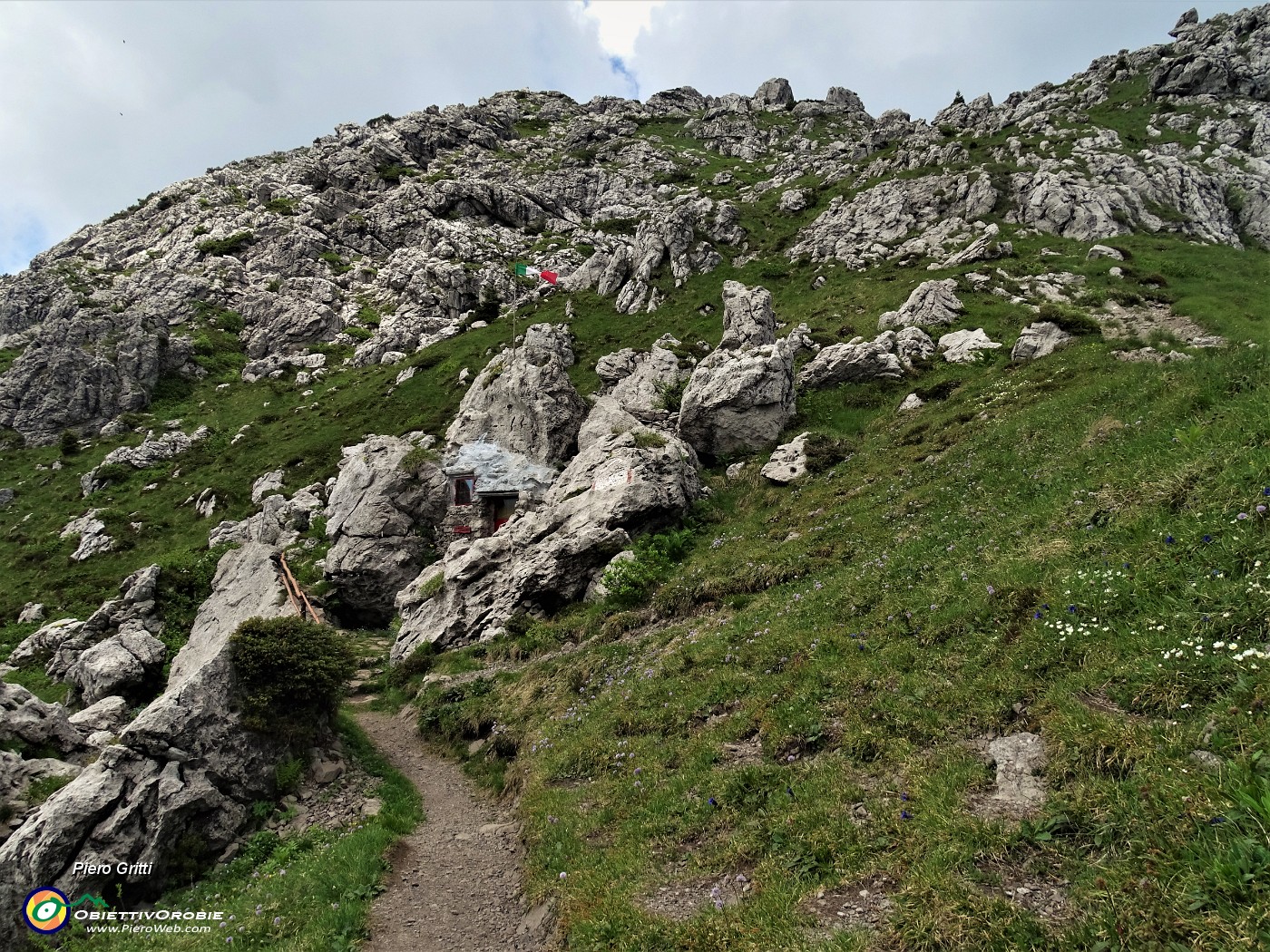 68 Rientrati al Passo della forca (1848 m) vediamo la bella Baita del Gioan.JPG